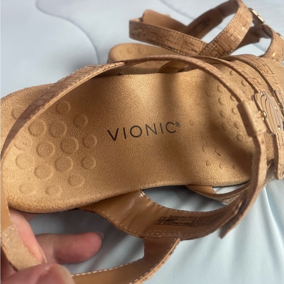 LIKE NEW VIONIC WOMENS SANDALS SIZE 6 TAN - Picture 4 of 5